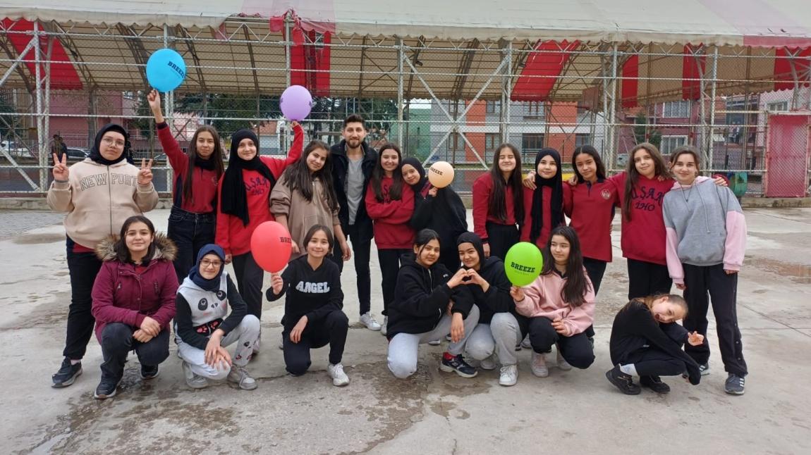 Dönem sonu etkinlikleri kapsamında okulumuz psikolojik danışmanları Büşra Ruşen Odacıoğlu ve Rıdvan Kumek öğrencilerin hem eğlendiği hem de kaynaştıkları etkinlikler düzenledi. 