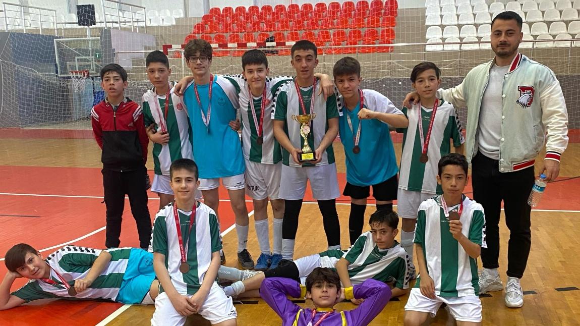 Uşak ili içerisinde düzenlenen Yıldız Erkek Futsal Turnuvasında il 3. sü olan takımımızı ve öğrencilerimizi tebrik ediyoruz.