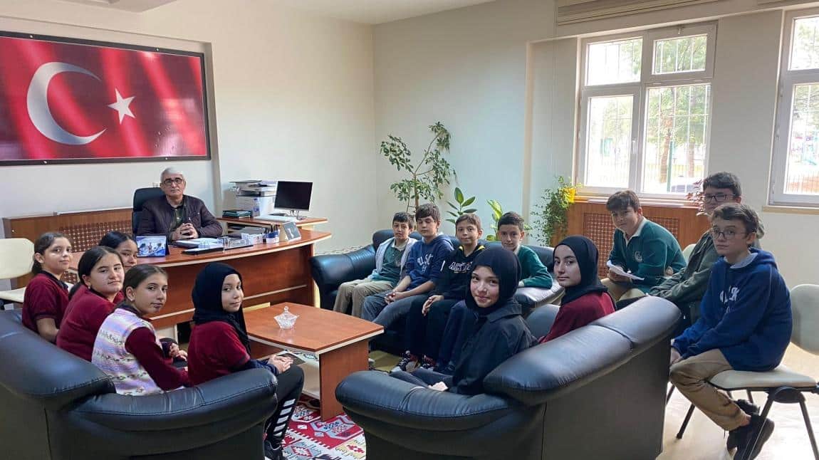 Okul müdürümüz Mustafa Kula, 2023 yılı Bursluluk sınavını kazanan öğrencilerimizi tebrik ederek, öğrencilerimizle hasbihal etti.