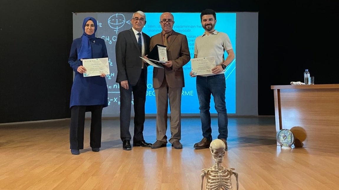  Bilimin Işığında Buluştuk!    Bugün okulumuzda, TÜBİTAK Bilim Söyleşileri kapsamında Prof. Dr. Lütfullah TÜRKMEN ve Arş. Gör. Dr. Ahmet TAŞDERE hocalarımızı ağırladık.